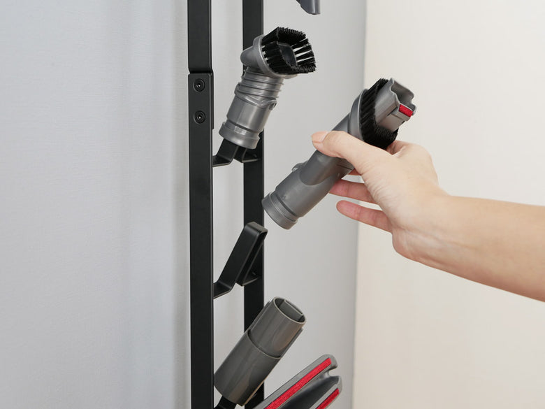 タワー製コードレスクリーナースタンド、スチール製で高さ127cm、ダイソンV6〜V10対応のパイプとツールが配置された姿