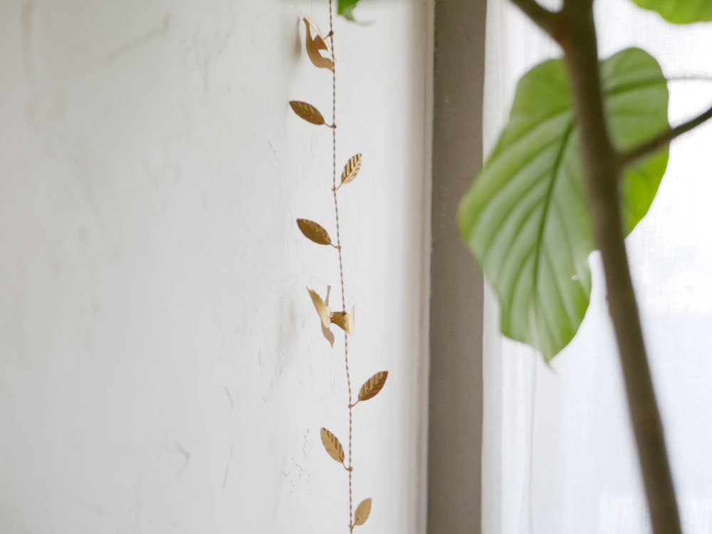 ホーンプリーズメイドのブリキワイヤーガーランド、鳥とオリーブの装飾