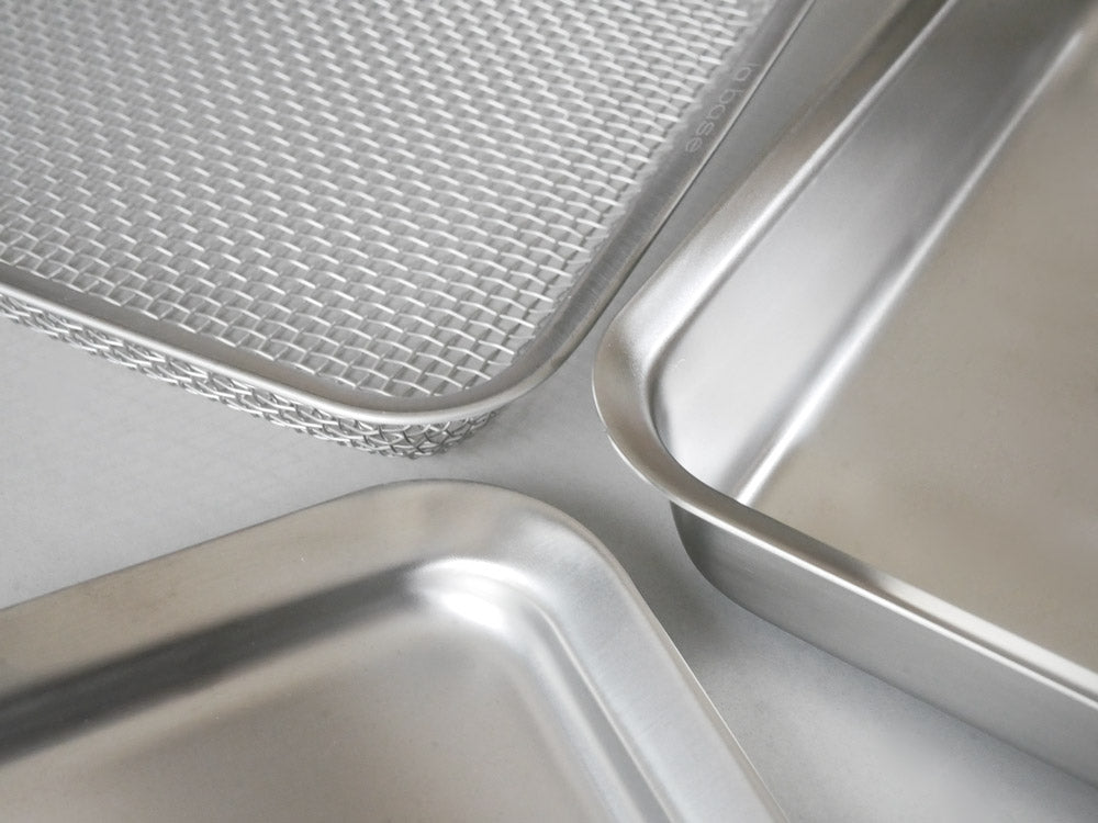 la baseブランドの18-8ステンレス製角バット、角ザル、角プレートが並んだキッチン用品の写真