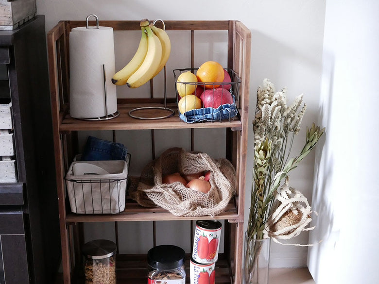 SALUS/セイラスのデイリーペーパーホルダー。18-8ステンレス製、縦130mm×横130mm×高さ275mmで、キッチンの収納棚に配置されています。