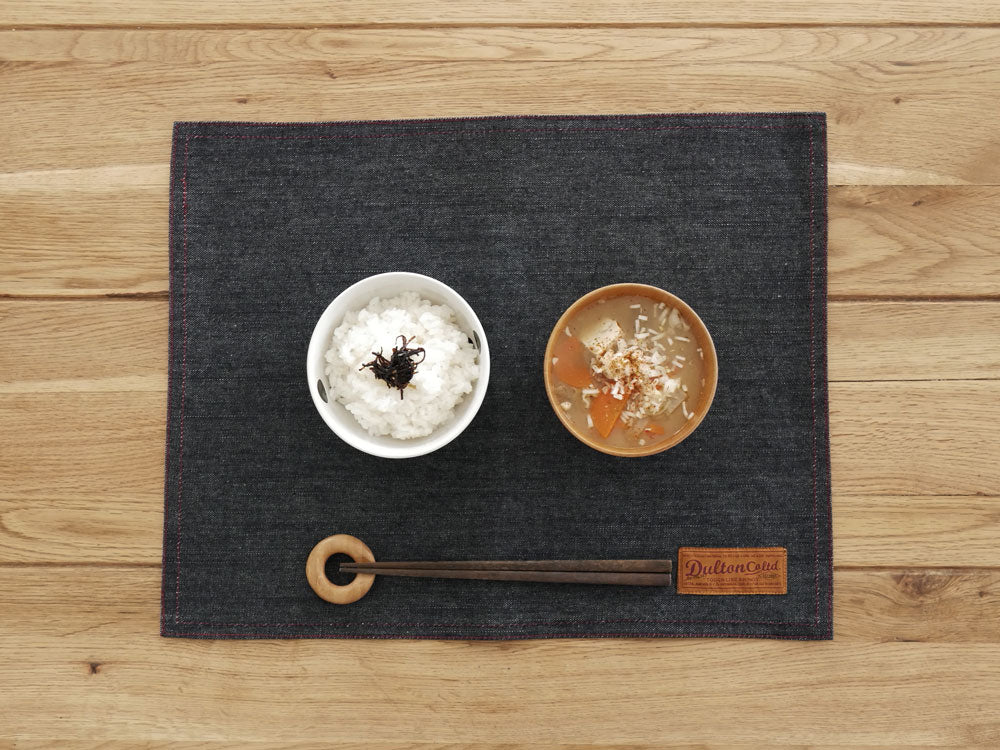 コットン製のダルトンプレイスマットがテーブルに敷かれている様子