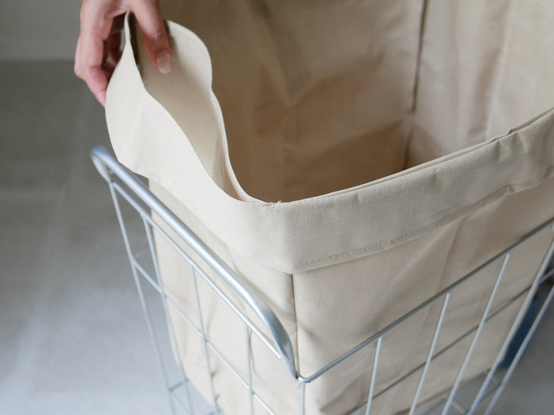 BRIDの45リットルランドリーストレージスクエアバスケット。プラスチック製でハンドルとキャスター付きの収納用バスケット