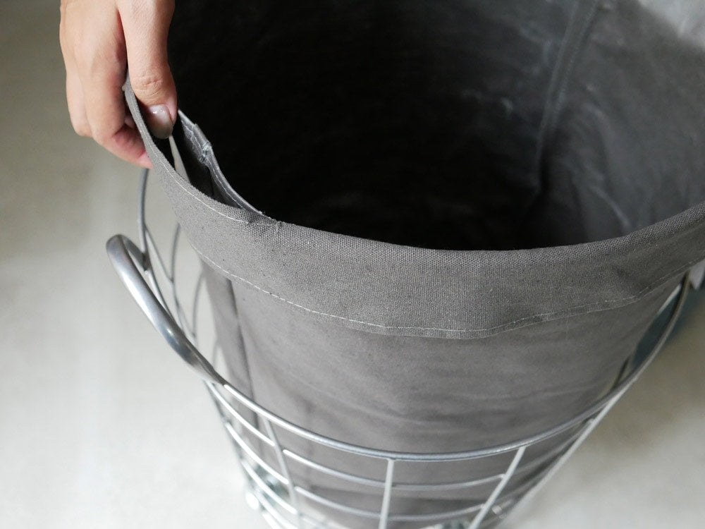 BRIDブランドの灰色と銀色のスチール製ランドリーストレージバスケット、ハンドルとキャスター付き