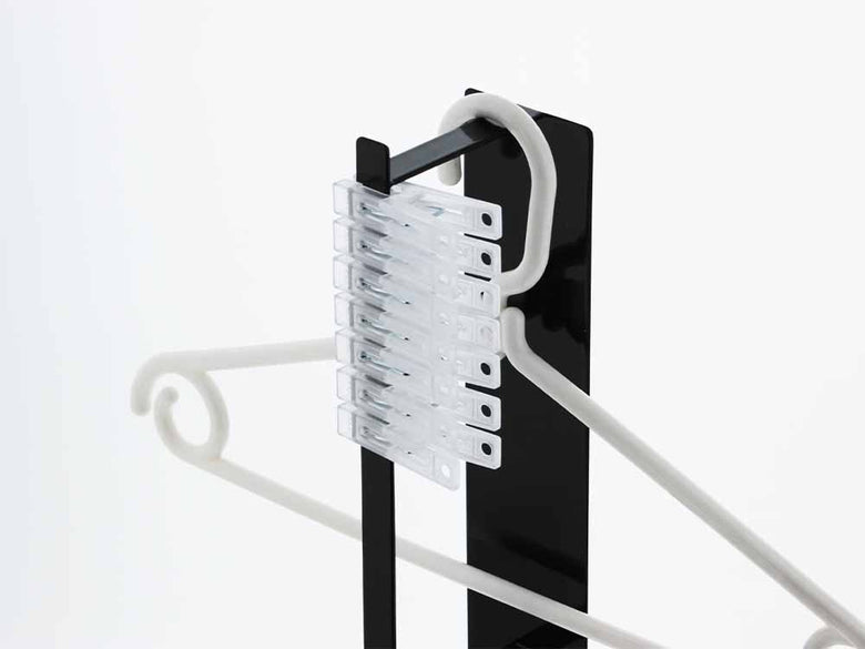 YAMAZAKI/tower製のスチール2段マグネット洗濯ハンガー収納ラック。磁石と複数のフックが付いた頑丈なハンガーラックの画像
