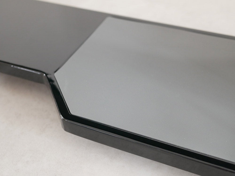 YAMAZAKI/towerブランドのシルバー仕上げスチール製コンロ奥ラック、カーボンファイバー風デザイン