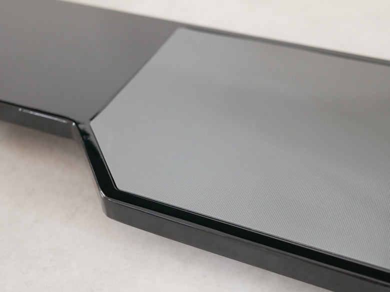 YAMAZAKI/towerブランドのシルバー仕上げスチール製コンロ奥ラック、カーボンファイバー風デザイン