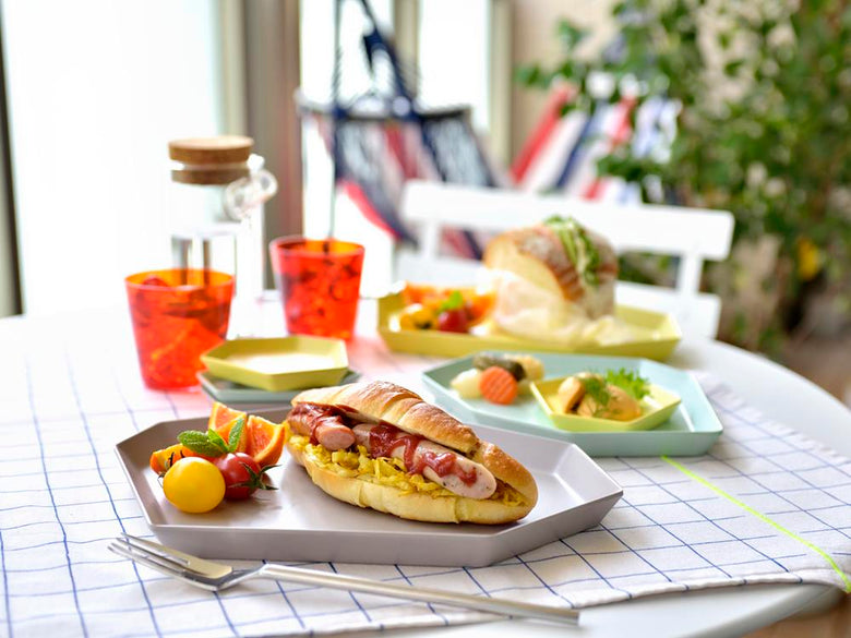 ideacoのバンブープレートに盛られた食事