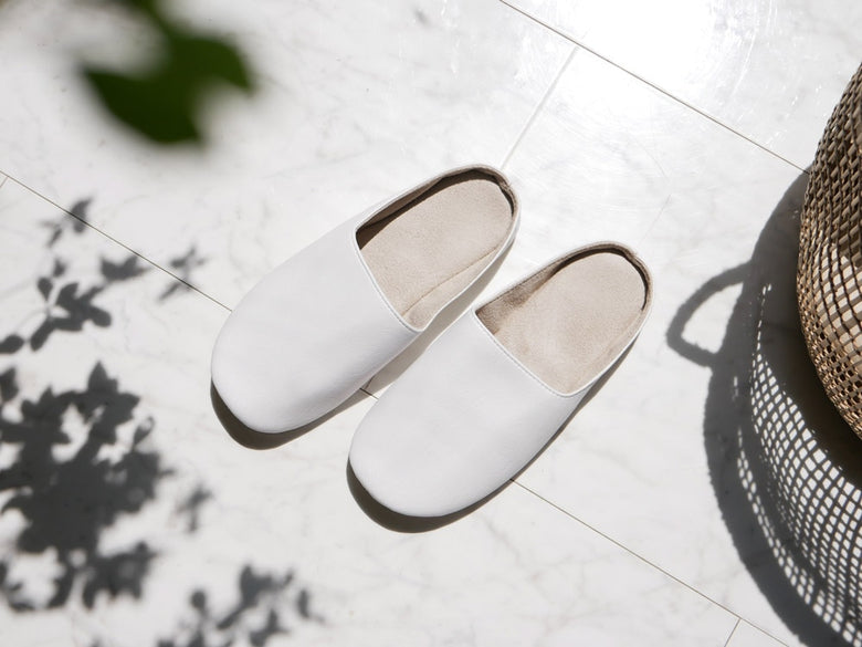 サラサデザインの白、グレー、シルバーのプレーンステッチルームシューズ