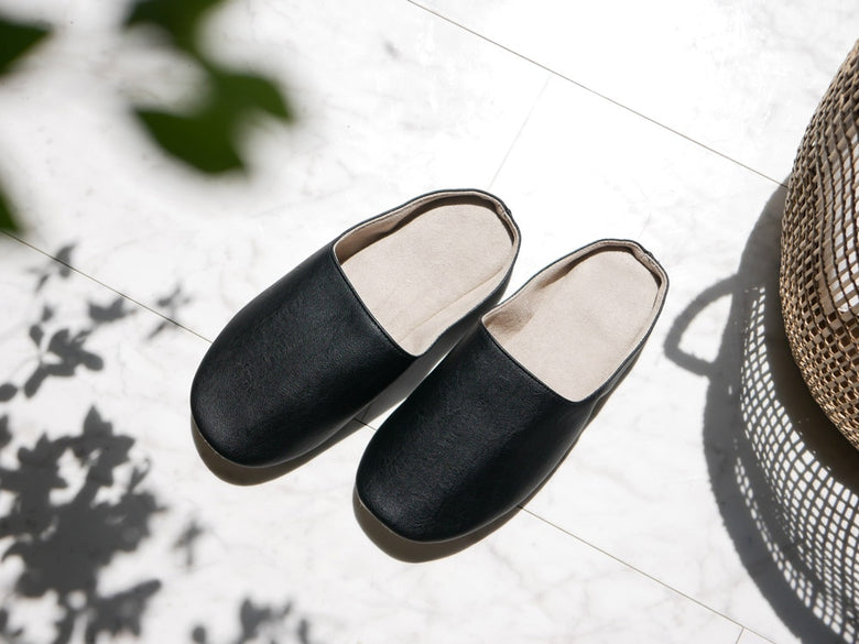 sarasa designのブラック、グレー、シルバーの合成皮革クロッグタイプルームシューズ