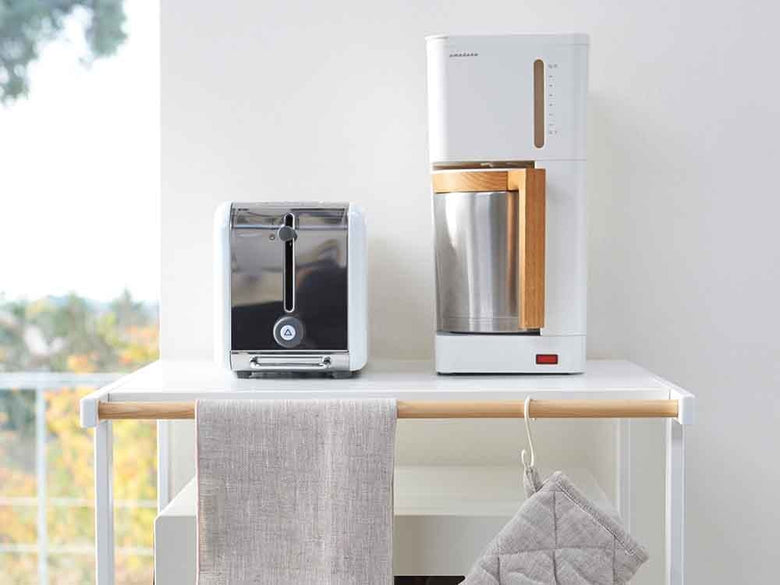 YAMAZAKIタワーのゴミ箱上ラック、スチール製本体と天然木ハンガーバーを備えた55×45×130cmのキッチン用収納ラック