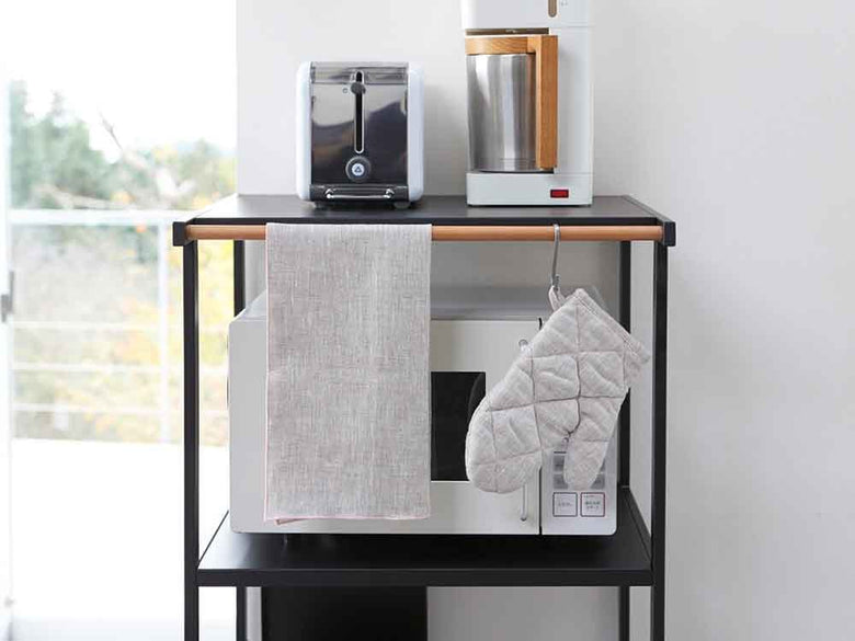 YAMAZAKI/tower製スチールと天然木を使用した高さ130cmのゴミ箱上ラック、複数の収納棚を備えた実用的な家具