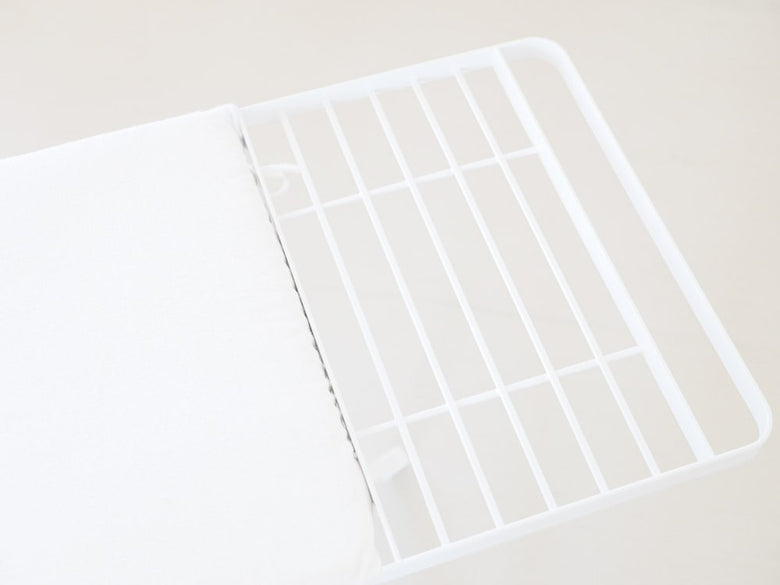 YAMAZAKI/toscaのスタンド式アイロン台とカッティングボード、プラスチック製トレイ、収納バスケットなどの家庭用品が並んでいる写真