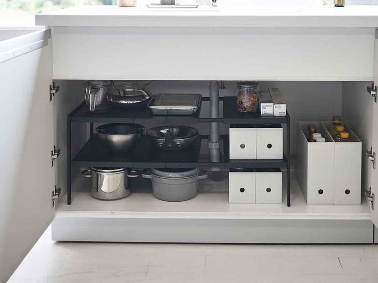 キッチンに置かれたグレーの2段シンク下ラック