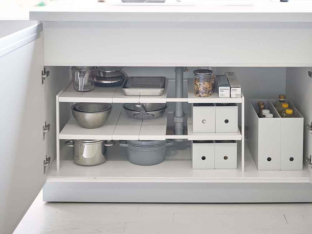 YAMAZAKIタワー伸縮シンク下ラック2段、グレーのキッチン収納