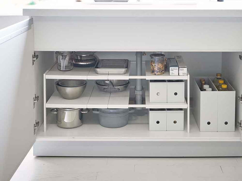 YAMAZAKIタワー伸縮シンク下ラック2段、グレーのキッチン収納