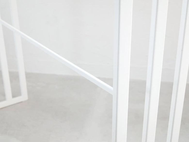 タワー製横から掛けられるグレーのスチールと木製3連バスタオルハンガー