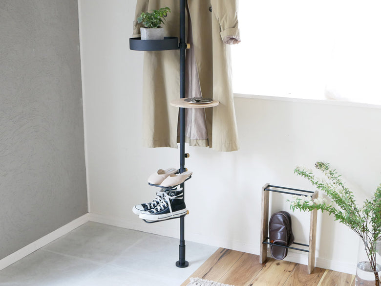 棚に置かれた照明器具と観葉植物