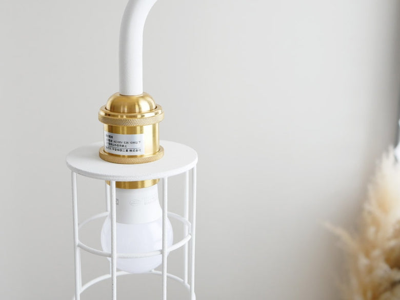 真鍮製のシリンダー形状の照明器具