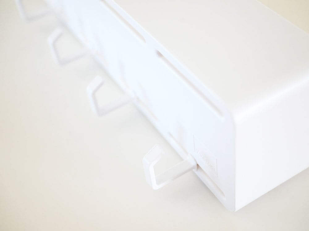 マグネット式プラスチック製ストレージラックが壁に取り付けられた様子