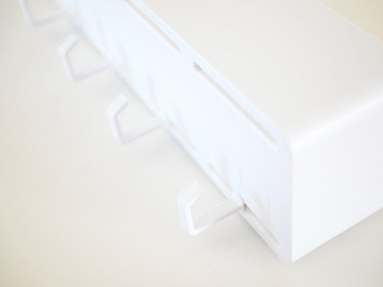 マグネット式プラスチック製ストレージラックが壁に取り付けられた様子