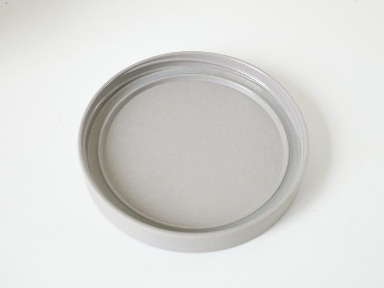 ホーンプリーズのECOキャニスター、銀色の金属製蓋付き円筒形食品保存容器。