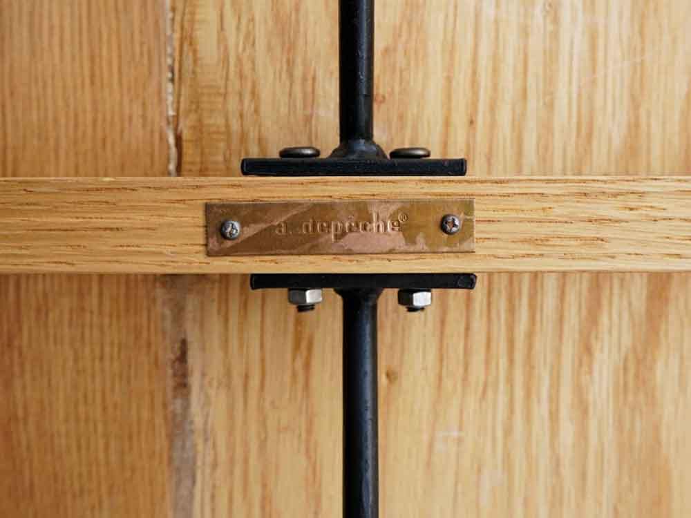 真鍮金具付き木製ベッドフレーム