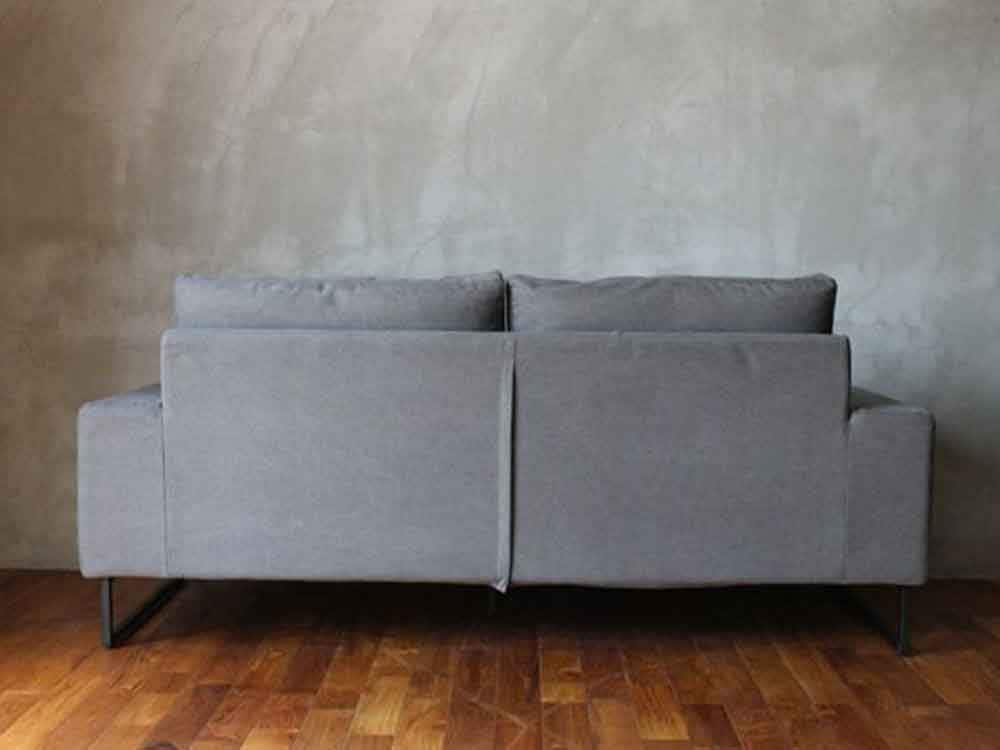 グレーのVIDERソファが配置されたリビングルーム