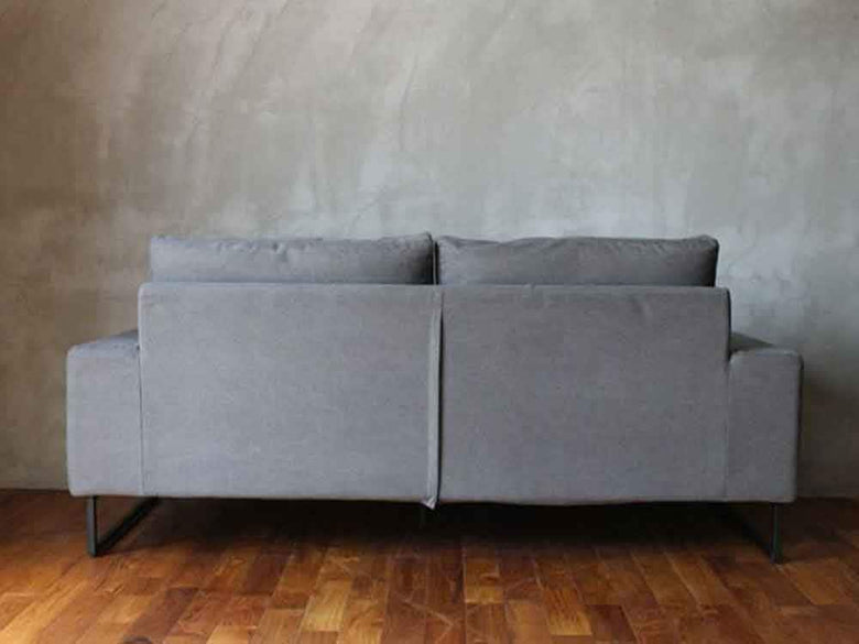 グレーのVIDERソファが配置されたリビングルーム