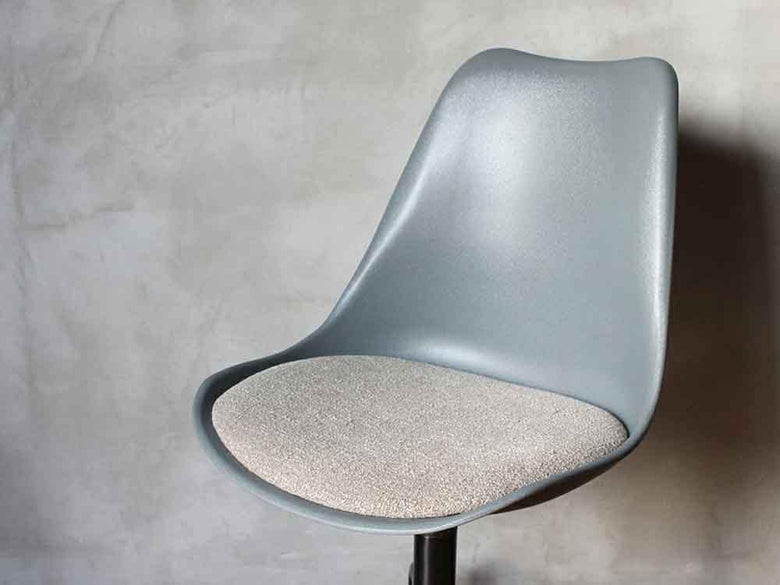 グレーとシルバーのキャスターチェア