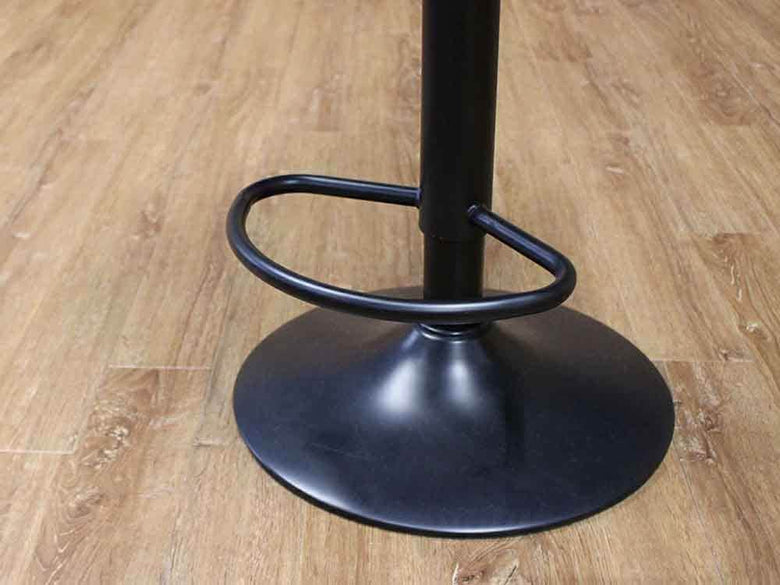 アデペシュNO-FPカウンターチェアと木製フローリング