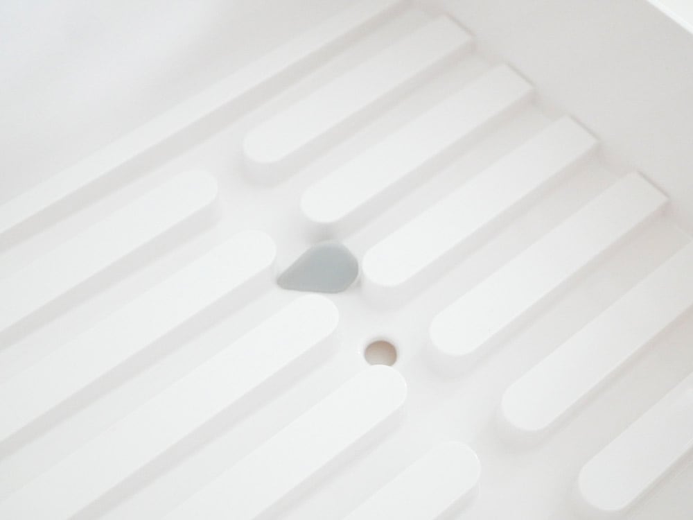 YAMAZAKI/towerブランドのプラスチック製ABS樹脂水切りバスケット。キッチンで食器の排水に使用。