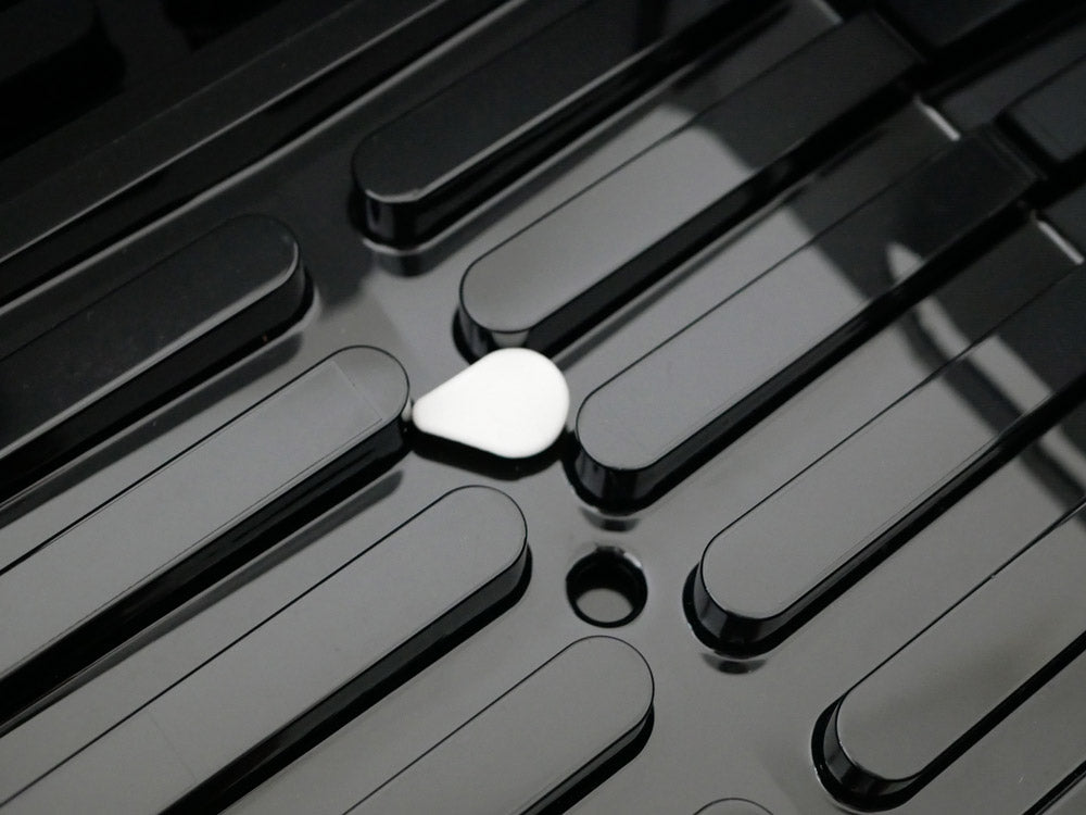 YAMAZAKI/tower製タワー水切りバスケット。サイズ約38cm×24cm×13cm、ABS樹脂とポリプロピレン使用。キッチンで食器を乾燥させるための耐荷重約5kgのバスケット