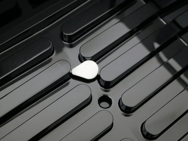 YAMAZAKI/tower製タワー水切りバスケット。サイズ約38cm×24cm×13cm、ABS樹脂とポリプロピレン使用。キッチンで食器を乾燥させるための耐荷重約5kgのバスケット