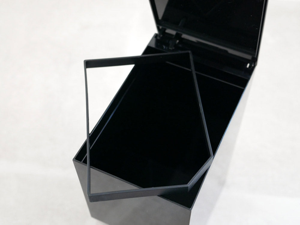 YAMAZAKI/towerブランドの銀色プラスチック製ペダル式トイレポット