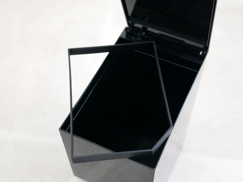 YAMAZAKI/towerブランドの銀色プラスチック製ペダル式トイレポット