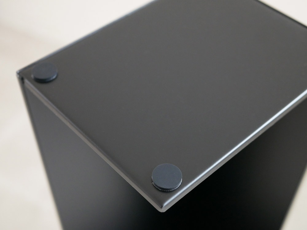 YAMAZAKI Tower製スリムタワートイレラック。スチール素材で黒色、幅13cm×奥行17cm×高さ70.5cmの縦長デザイン。上段と下段に各約2kgの耐荷重があり、シンプルでスタイリッシュな収納ラック。