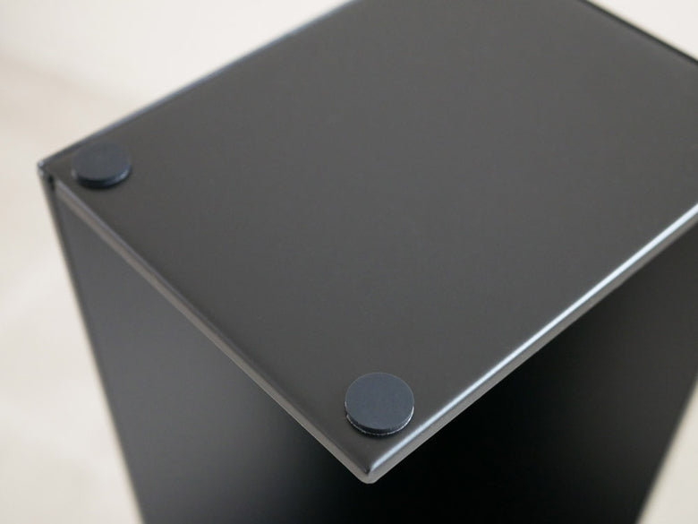 YAMAZAKI Tower製スリムタワートイレラック。スチール素材で黒色、幅13cm×奥行17cm×高さ70.5cmの縦長デザイン。上段と下段に各約2kgの耐荷重があり、シンプルでスタイリッシュな収納ラック。