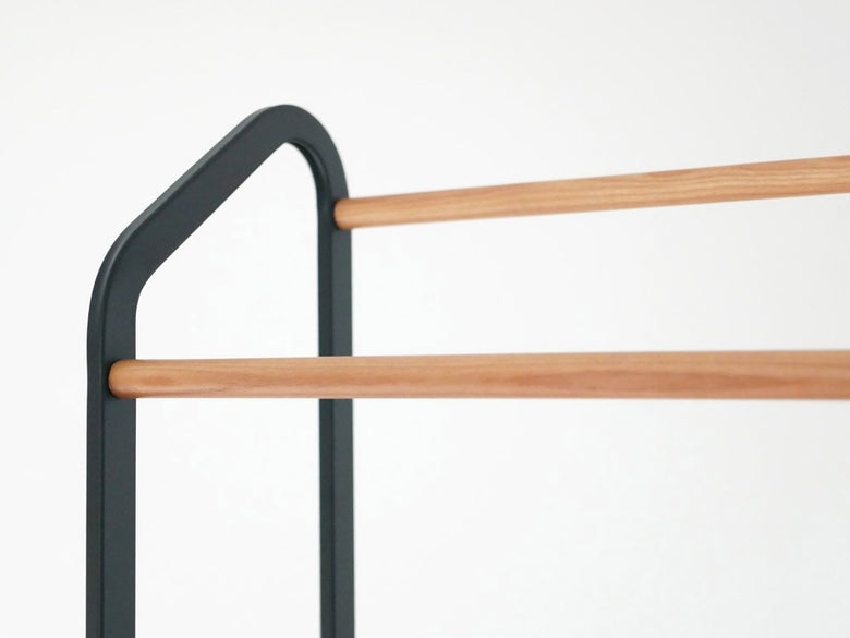 YAMAZAKI/towerブランドのキャスター付きハンガーラック、スチールと天然木を使用した高さ172.5cmの収納ラック