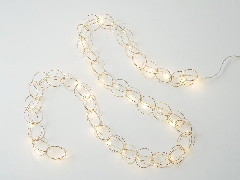 Horn Please MADEの銀色金属製LEDライトワイヤーガーランドが螺旋状に配置された画像