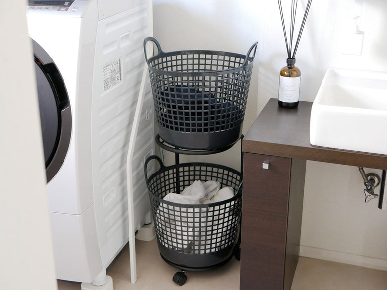 銀色の2段ランドリーバスケットと洗濯機