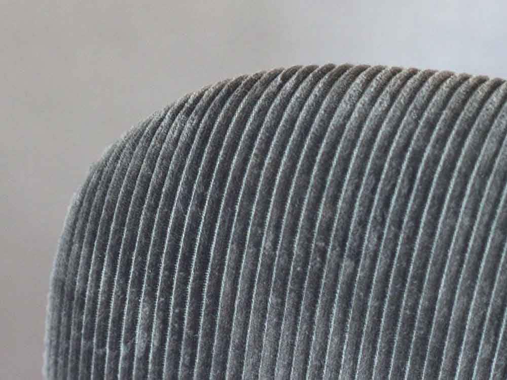 アデペシュ製グレーとシルバーの革ジップデザインチェア