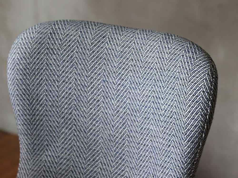 シルバーグレーのヘリンボーン柄チェア