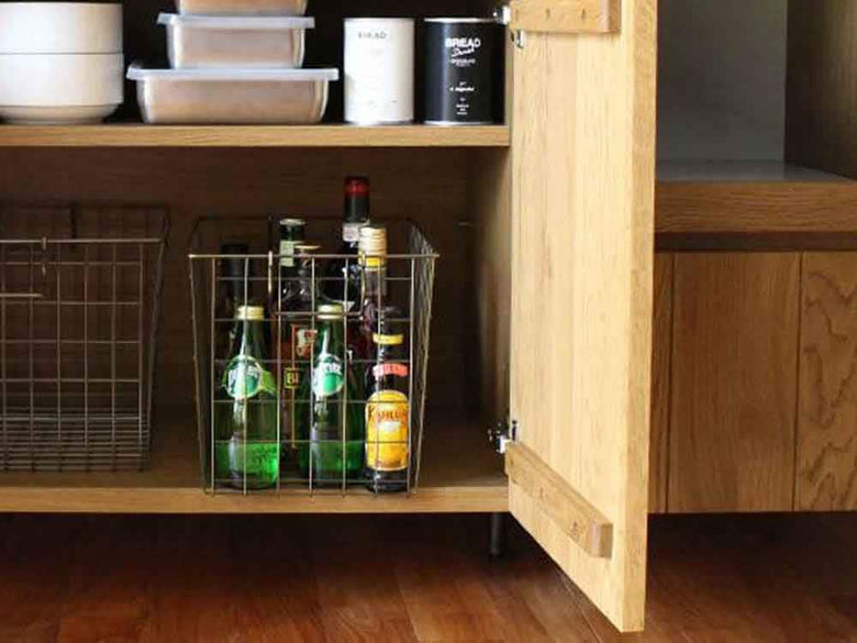 adepecheカウンターボードと木製棚の写真