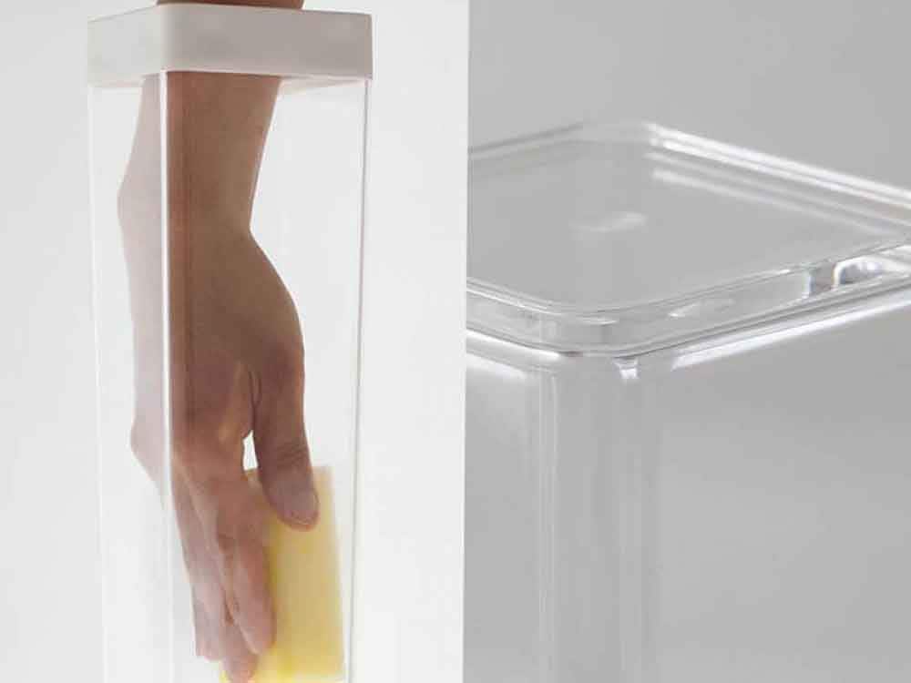 サラサデザインの透明なプラスチック製ウォータージャグ、水出しフィルターと蓋が付いた製品