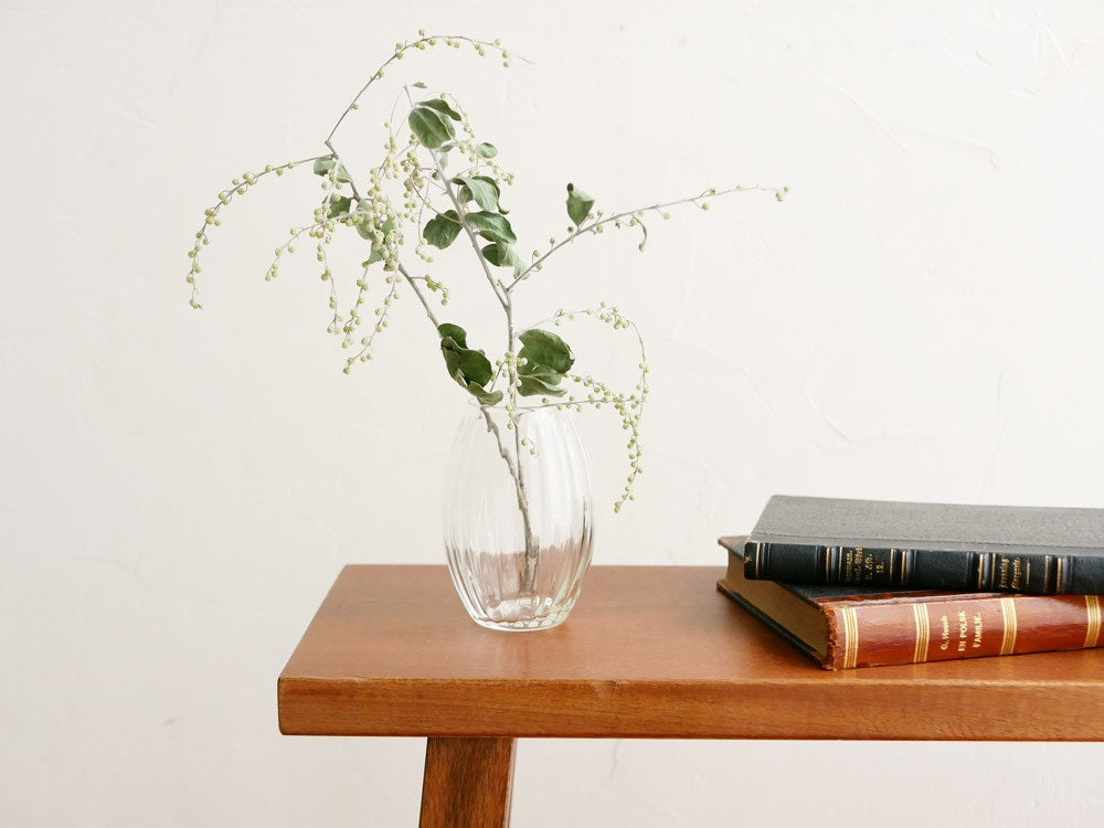 リューズガラスのフラワーベースに花束が生けられている