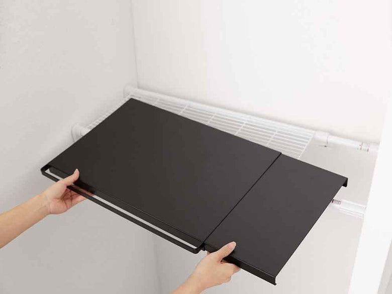 キッチンに設置されたタワー伸縮棚板とフック