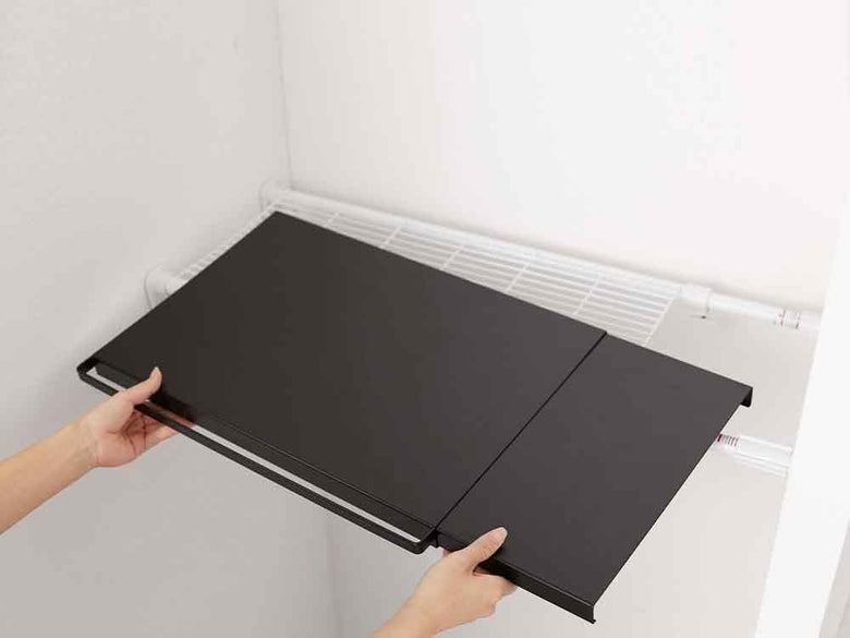 キッチンに設置されたYAMAZAKIタワー伸縮棚板と収納