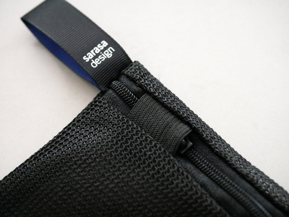 サラサデザインのフラットリバーシブルランドリーネット。ポリエステルとラテックス素材を使用し、ストラップとウェビングが特徴のメッシュ洗濯ネット