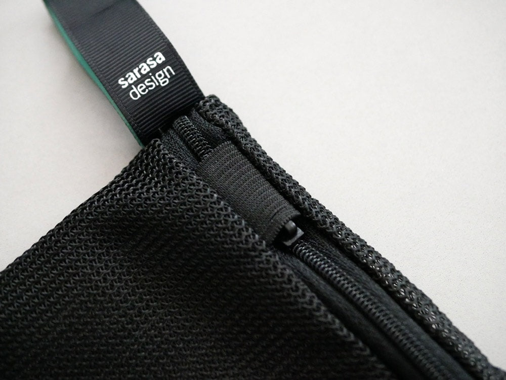 サラサデザインのフラットリバーシブルランドリーネット。ポリエステルとラテックス製で、ストラップとウェビングが付いたメッシュ構造。