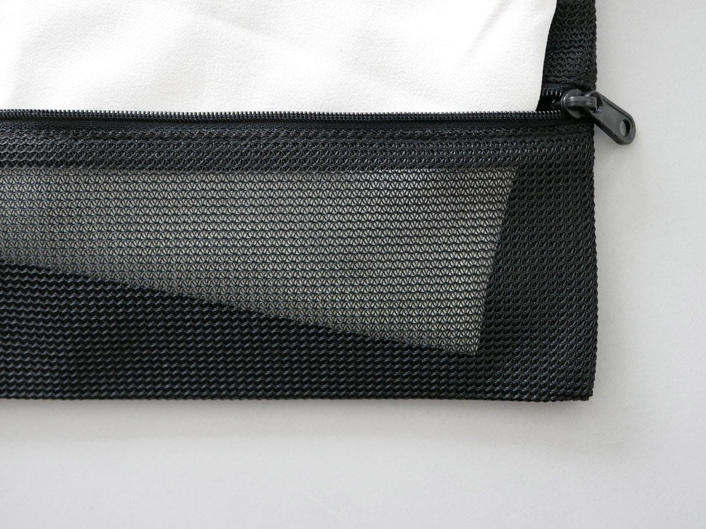 サラサデザインのグレーとシルバーのストラップが付いたメッシュランドリーネット